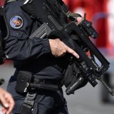 Les forces de l'ordre ont été confrontées à ce qui est apparu comme un go-fast, un transport de drogue à tombeau ouvert dans une grosse cylindrée (Pgoto prétexte). KEYSTONE/EPA/JULIEN DE ROSA